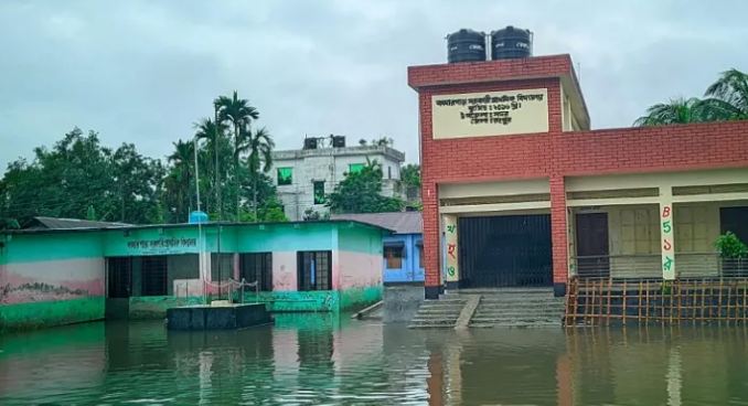 অবিরাম বৃষ্টিতে বিভাগীয় নগরী রংপুরে নিম্নাঞ্চল প্লাবিত