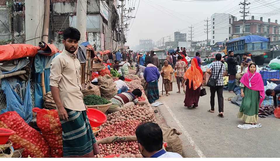 ঢাকা-টাঙ্গাইল মহাসড়কে উপর অবৈধ হাট-বাজার উচ্ছেদের নামে চোর-পুলিশ খেলা